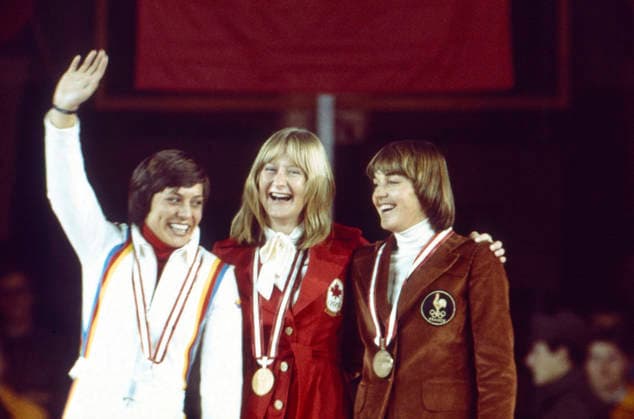 Olympische Winterspiele in Innsbruck 1976 Die Siegerehrung im Riesenslalom der Damen bei den XII. Olympischen Winterspielen in Innsbruck. Auf dem Podium stehen von links nach rechts Rosi Mittermaier (Silber, BRD), Kathy Kreiner (Gold, Kanada) und Daniele Debernard (Bronze, Frankreich). Die Athletinnen feiern ihre Medaillen. Österreich, 1976 Innsbruck Österreich *** Olympic Winter Games in Innsbruck 1976 The Award Ceremony in Giant slalom the women at the XII Olympic Winter Games in Innsbruck on the Podium Stand from left After right Rosi Mittermaier Silver, Germany , Kathy Kreiner Gold, Canada and Daniele Debernard Bronze, France The Athletinnen celebrate theirs Medals Austria, 1976 Innsbruck Austria Copyright: xUnitedxArchivesx xSvenxSimonxSportx SVS_95020000448