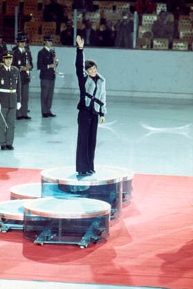 Olympische Winterspiele in Innsbruck 1976 Die deutsche Skirennläuferin Rosi Mittermaier steht auf dem Siegespodest und winkt dem Publikum zu. Sie hat bei den XII. Olympischen Winterspielen in Innsbruck eine Goldmedaille gewonnen. Österreich, 1976 Innsbruck Österreich *** Olympic Winter Games in Innsbruck 1976 The German Skirennläuferin Rosi Mittermaier is on the Podium and beckons the crowd to Them has at the XII Olympic Winter Games in Innsbruck a Gold medal won Austria, 1976 Innsbruck Austria Copyright: xUnitedxArchivesx xSvenxSimonxSportx SVS_95020000453