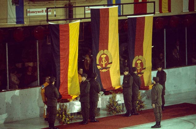 Olympische Winterspiele in Innsbruck 1976 Eine Gruppe von Personen in Uniformen steht während einer Siegerehrung vor den Flaggen der Deutschen Demokratischen Republik (DDR) bei den XII. Olympischen Winterspielen in Innsbruck. Die Flaggen zeigen das Staatsemblem der DDR. Österreich, 1976 Innsbruck Österreich *** Olympic Winter Games in Innsbruck 1976 a Group from Human Beings in Uniforms is during a Award Ceremony before the flags the German Democratic Republic GDR at the XII Olympic Winter Games in Innsbruck The flags show the State emblem the GDR Austria, 1976 Innsbruck Austria Copyright: xUnitedxArchivesx xSvenxSimonxSportx SVS_95020000460