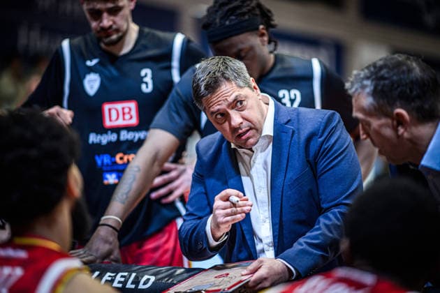 easycredit BBL Basketball Bundesliga 2025 2026 29. Spieltag 11.04.2026 Science City Jena vs Fitness First Würzburg Baskets Würzburg Trainer Sasa Filipovski spricht zur Mannschaft Sparkassen Arena