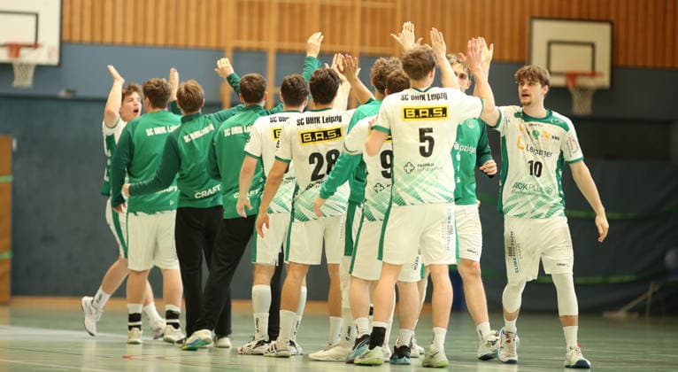 Handball, Saison 2025 2026, 3. Liga, Staffel Nord-Ost, Männer. HG Hamburg-Barmbek - SC DHfK Leipzig II. Die Spieler von SC DHfK Leipzig klatschen sich nach dem Einlaufen ab. Barmbek Hamburg *** Handball, Season 2025 2026, 3 Liga, Staffel Nord Ost, Men HG Hamburg Barmbek SC DHfK Leipzig II The players of SC DHfK Leipzig high-five each other after the run-in Barmbek Hamburg