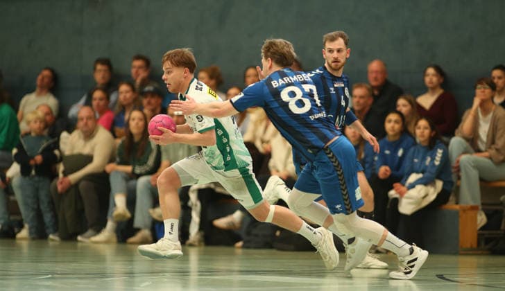Handball, Saison 2025 2026, 3. Liga, Staffel Nord-Ost, Männer. HG Hamburg-Barmbek - SC DHfK Leipzig II. Jan Brix (Leipzig, l.), Ben Rune Behncke. Barmbek Hamburg *** Handball, Season 2025 2026, 3 League, Season North East, Men HG Hamburg Barmbek SC DHfK Leipzig II Jan Brix Leipzig, l , Ben Rune Behncke Barmbek Hamburg