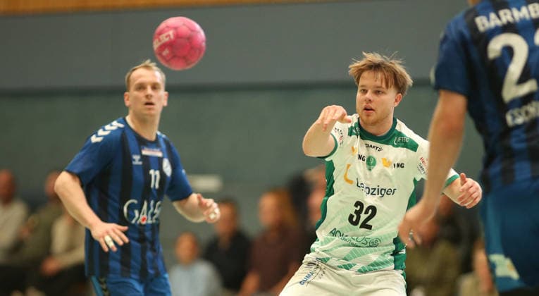 Handball, Saison 2025 2026, 3. Liga, Staffel Nord-Ost, Männer. HG Hamburg-Barmbek - SC DHfK Leipzig II. Jan Brix (Leipzig, M.) beim Abspiel. Barmbek Hamburg *** Handball, Season 2025 2026, 3 League, Season North East, Men HG Hamburg Barmbek SC DHfK Leipzig II Jan Brix Leipzig, M at the match Barmbek Hamburg