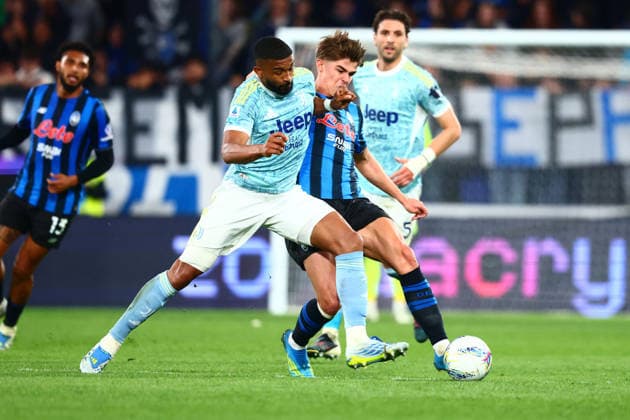 April 11, 2026, Bergamo, Lombardia: Atalanta s Charles De Ketelaere and Juventus s Gleison Bremer during the Italian Serie A soccer match Atalanta BC vs FC Juventus at New Balance Arena in Bergamo, Italy, 11 April 2026..ANSA MICHELE MARAVIGLIA. Serie A: Atalanta - Juventus  - ZUMAa110 20260411_zaf_a110_100 Copyright: xMichelexMaravigliax