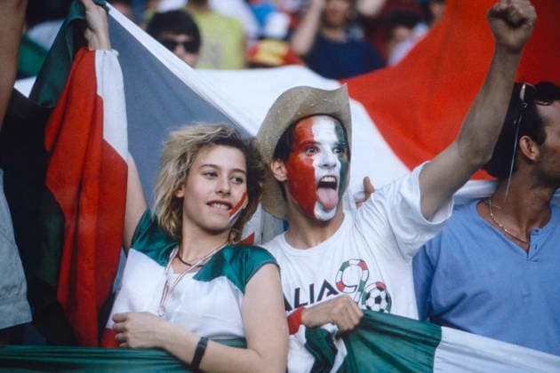 WM 1990 - Viertelfinale - Italien vs Irland, Italienische Fans auf der Tribüne WM 1990 in Italien, Olympiastadion in Rom, Viertelfinale: Italien vs Irland, 1:0. Italienische Fans, ein Mann und eine Frau, jubeln auf der Tribüne. Der Mann hat sein Gesicht in den italienischen Nationalfarben bemalt. Rome Italy *** World Cup 1990 Quarter-finals Italy vs Ireland, Italian supporters on the Grandstand World Cup 1990 in Italy, Olympic Stadium in Rome, Quarter-finals Italy vs Ireland, 1 0 Italian Fans, a Man and a Ms, cheer on the Grandstand the Man has be Face in the Italian National colours painted Rome Italy Copyright: xUnitedxArchivesx xSvenxSimonxSportx SVS_95020000512
