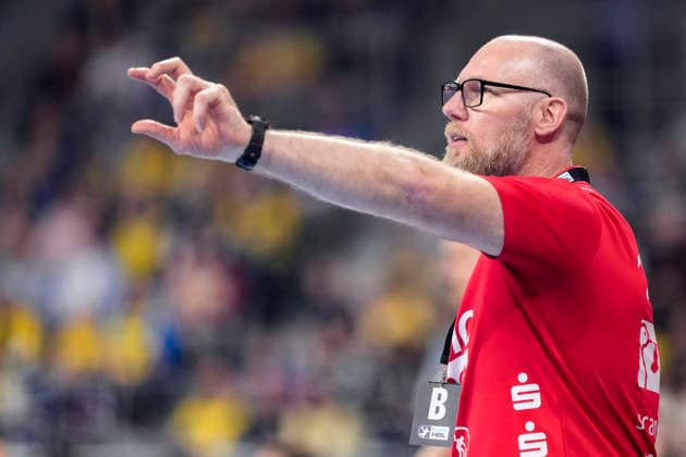 Ales Pajovic (Trainer, Cheftrainer, Flensburg), gibt Anweisungen, gestikuliert, mit den Armen gestikulieren, Einzelbild, Einzelfoto, Aktion, Action, 11.04.2026, Mannheim (Deutschland), Handball, Bundesliga, Rhein-Neckar Löwen - SG Flensburg-Handewitt