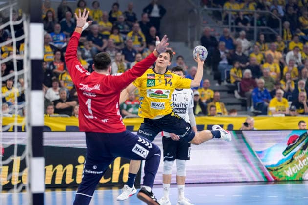 v.li.: Benjamin Buric (Torwart, Flensburg, 1), Gino Steenaerts (RNL, 14), beim Sprungwurf, Wurf, Torwurf, Action, Aktion, Spielszene, 11.04.2026, Mannheim (Deutschland), Handball, Bundesliga, Rhein-Neckar Löwen - SG Flensburg-Handewitt