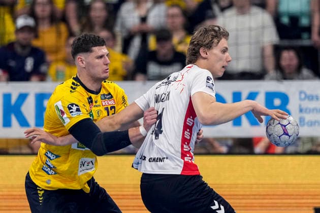 v.li.: Sebastian Heymann (RNL, 13), Thilo Knutzen (Flensburg, 34), Zweikampf, Spielszene, Duell, duel, tackle, tackling, Dynamik, Action, Aktion(RNL, 13), Thilo Knutzen (Flensburg, 34), Zweikampf, Spielszene, Duell, duel, tackle, tackling, Dynamik, Action, Aktion, 11.04.2026, Mannheim (Deutschland), Handball, Bundesliga, Rhein-Neckar Löwen - SG Flensburg-Handewitt