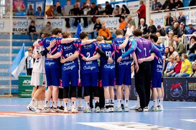 Dormagen, 11.04.2026, Handball, Herren, 2. Bundesliga, 27. Spieltag, 2025 2026: TSV Bayer Dormagen SG BBM Bietigheim Die Mannschaften nachdem Shake-Hands bei der Begrüßung Dormagen TSV Bayer Sportcenter NRW Germany