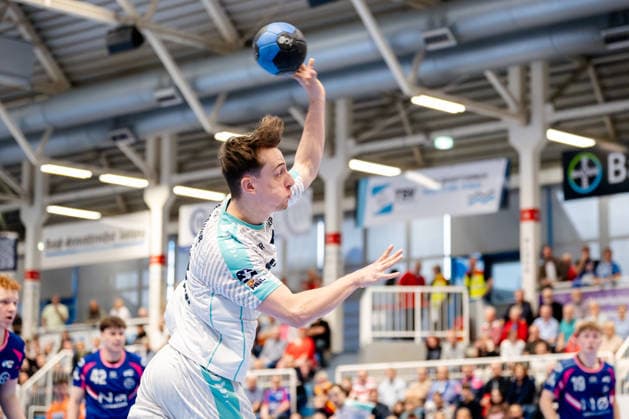 Dormagen, 11.04.2026, Handball, Herren, 2. Bundesliga, 27. Spieltag, 2025 2026: TSV Bayer Dormagen SG BBM Bietigheim Nico Bacani (SG BBM Bietigheim, 5) beim Torwurf Dormagen TSV Bayer Sportcenter NRW Germany