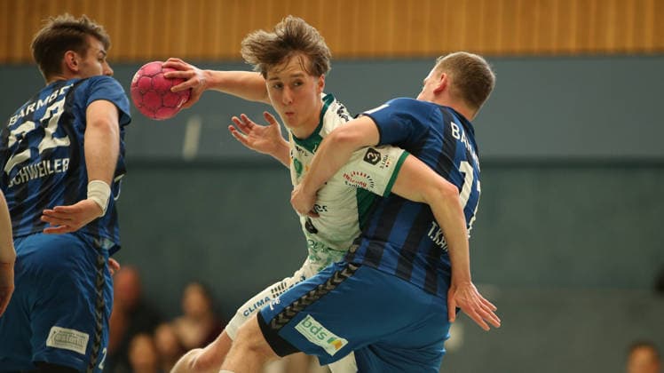 Handball, Saison 2025 2026, 3. Liga, Staffel Nord-Ost, Männer. HG Hamburg-Barmbek - SC DHfK Leipzig II. Caspar Gauer (Leipzig, M.) im Duell mit Arne Eschweiler und Timon Kaminski. Barmbek Hamburg *** Handball, Season 2025 2026, 3 League, Season North East, Men HG Hamburg Barmbek SC DHfK Leipzig II Caspar Gauer Leipzig, M in duel with Arne Eschweiler and Timon Kaminski Barmbek Hamburg