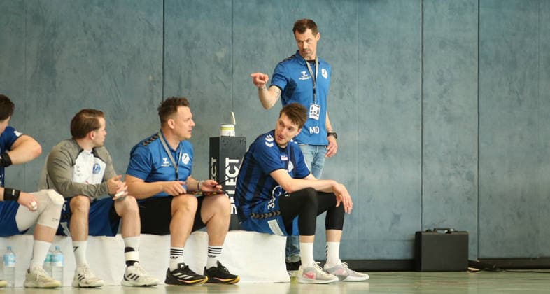 Handball, Saison 2025 2026, 3. Liga, Staffel Nord-Ost, Männer. HG Hamburg-Barmbek - SC DHfK Leipzig II. Trainer Mirco Demel (Hamburg, r.). Barmbek Hamburg *** Handball, Season 2025 2026, 3 League, Season North East, Men HG Hamburg Barmbek SC DHfK Leipzig II Coach Mirco Demel Hamburg, r Barmbek Hamburg