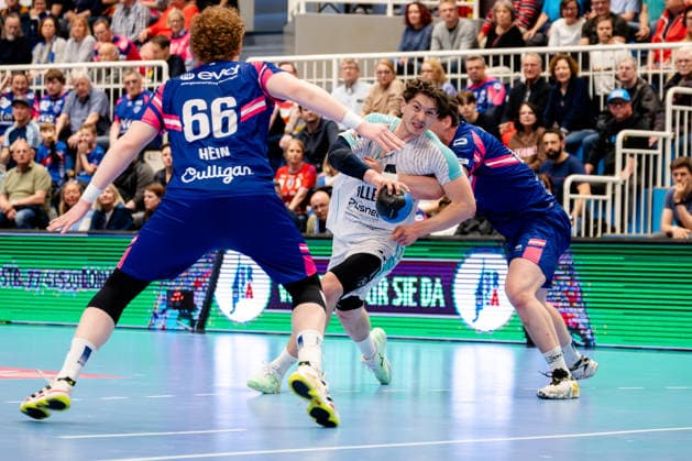 Dormagen, 11.04.2026, Handball, Herren, 2. Bundesliga, 27. Spieltag, 2025 2026: TSV Bayer Dormagen SG BBM Bietigheim Fynn-Luca Nicolaus (SG BBM Bietigheim, 14) im Zweikampf Dormagen TSV Bayer Sportcenter NRW Germany