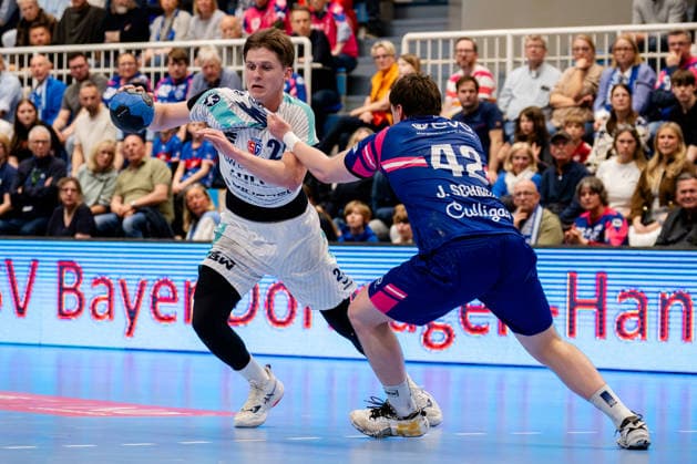 Dormagen, 11.04.2026, Handball, Herren, 2. Bundesliga, 27. Spieltag, 2025 2026: TSV Bayer Dormagen SG BBM Bietigheim Maxim Orlov (SG BBM Bietigheim, 24) im Zweikampf mit Jan Schmidt (TSV Bayer Dormagen, 42) Dormagen TSV Bayer Sportcenter NRW Germany