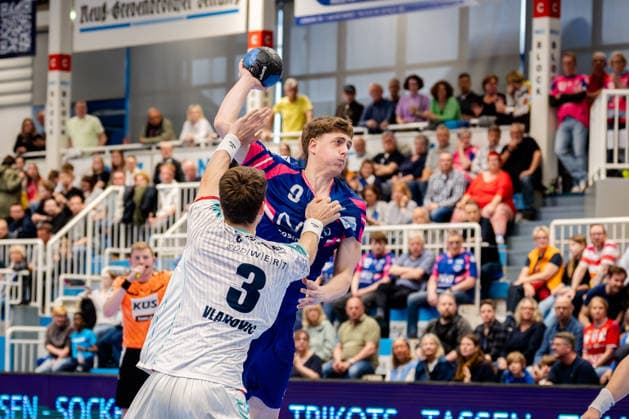 Dormagen, 11.04.2026, Handball, Herren, 2. Bundesliga, 27. Spieltag, 2025 2026: TSV Bayer Dormagen SG BBM Bietigheim Florian Boehnert (TSV Bayer Dormagen, 9) beim Wurf aus dem Rückraum gegen Nikola Vlahovic (SG BBM Bietigheim, 3) Dormagen TSV Bayer Sportcenter NRW Germany