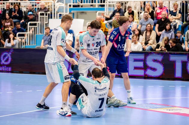 Dormagen, 11.04.2026, Handball, Herren, 2. Bundesliga, 27. Spieltag, 2025 2026: TSV Bayer Dormagen SG BBM Bietigheim Fabian Wiederstein (SG BBM Bietigheim, 18) und Maxim Orlov (SG BBM Bietigheim, 24) helfen Dominik Claus (SG BBM Bietigheim, 7) hoch Dormagen TSV Bayer Sportcenter NRW Germany