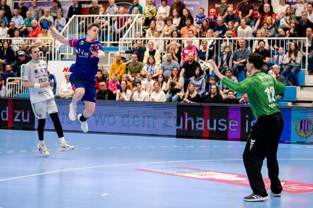 Dormagen, 11.04.2026, Handball, Herren, 2. Bundesliga, 27. Spieltag, 2025 2026: TSV Bayer Dormagen SG BBM Bietigheim Felix Böckenholt (TSV Bayer Dormagen, 17) beim Torwurf gegen Martin Tomovski (SG BBM Bietigheim, 12) Dormagen TSV Bayer Sportcenter NRW Germany