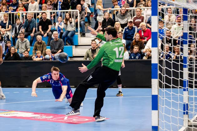 Dormagen, 11.04.2026, Handball, Herren, 2. Bundesliga, 27. Spieltag, 2025 2026: TSV Bayer Dormagen SG BBM Bietigheim Martin Tomovski (SG BBM Bietigheim, 12) pariert gegen Felix Böckenholt (TSV Bayer Dormagen, 17) Dormagen TSV Bayer Sportcenter NRW Germany