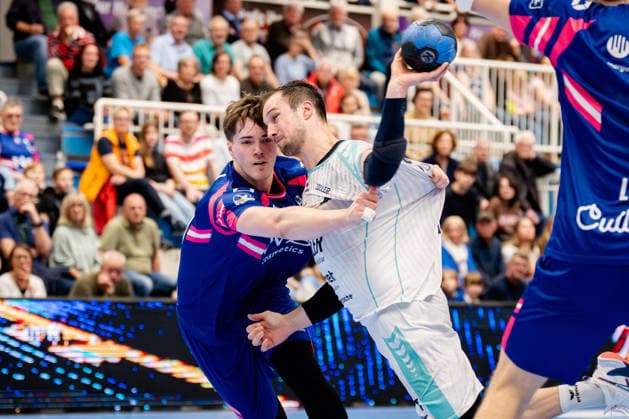 Dormagen, 11.04.2026, Handball, Herren, 2. Bundesliga, 27. Spieltag, 2025 2026: TSV Bayer Dormagen SG BBM Bietigheim Dominik Claus (SG BBM Bietigheim, 7) wird beim Torwurf behindert Dormagen TSV Bayer Sportcenter NRW Germany