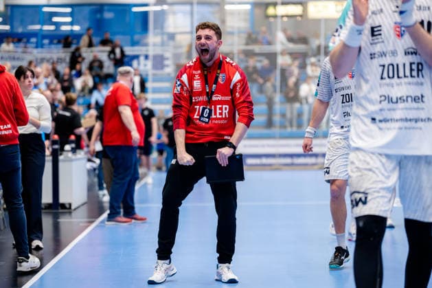 Dormagen, 11.04.2026, Handball, Herren, 2. Bundesliga, 27. Spieltag, 2025 2026: TSV Bayer Dormagen SG BBM Bietigheim Manuel Schmidt (Co-Trainer SG BBM Bietigheim) jubelt den Fans nach Spielende zu Dormagen TSV Bayer Sportcenter NRW Germany