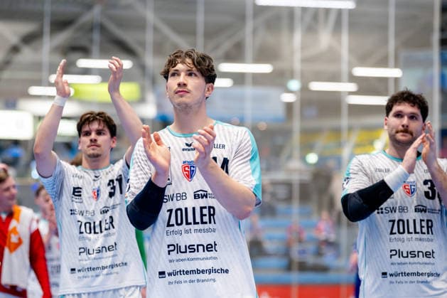 Dormagen, 11.04.2026, Handball, Herren, 2. Bundesliga, 27. Spieltag, 2025 2026: TSV Bayer Dormagen SG BBM Bietigheim Fynn-Luca Nicolaus (SG BBM Bietigheim, 14) im Vordergrund applaudiert den Fans zu Dormagen TSV Bayer Sportcenter NRW Germany