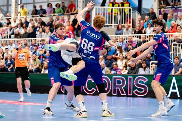 Dormagen, 11.04.2026, Handball, Herren, 2. Bundesliga, 27. Spieltag, 2025 2026: TSV Bayer Dormagen SG BBM Bietigheim Fynn-Luca Nicolaus (SG BBM Bietigheim, 14) im Zweikampf mit Julius Hein (TSV Bayer Dormagen, 66) Dormagen TSV Bayer Sportcenter NRW Germany