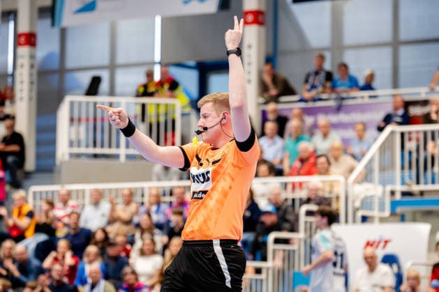 Dormagen, 11.04.2026, Handball, Herren, 2. Bundesliga, 27. Spieltag, 2025 2026: TSV Bayer Dormagen SG BBM Bietigheim Marvin Völkening (Schiedsrichter) zeigt eine 2-Minuten Zeitrstafe an Dormagen TSV Bayer Sportcenter NRW Germany