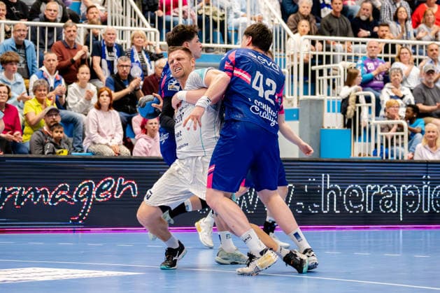 Dormagen, 11.04.2026, Handball, Herren, 2. Bundesliga, 27. Spieltag, 2025 2026: TSV Bayer Dormagen SG BBM Bietigheim Fabian Wiederstein (SG BBM Bietigheim, 18) im Zweikampf mit Jan Schmidt (TSV Bayer Dormagen, 42, re.) und Luca Krist (TSV Bayer Dormagen, 2, li.) Dormagen TSV Bayer Sportcenter NRW Germany