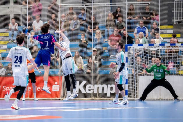 Dormagen, 11.04.2026, Handball, Herren, 2. Bundesliga, 27. Spieltag, 2025 2026: TSV Bayer Dormagen SG BBM Bietigheim Krischa Leis (TSV Bayer Dormagen, 7) beim Wurf aus dem Rückraum gegen Tom Wolf (SG BBM Bietigheim, 10) Dormagen TSV Bayer Sportcenter NRW Germany