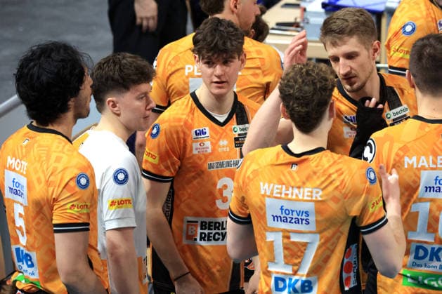 DEU, DVV, 1.VBL, BR Volleys vs. VFB Friedrichshafen, 11.04.2026, Max-Schmeling-Halle, Berlin, DEU, DVV, 1.VBL, BR Volleys vs. VFB Friedrichshafen, im Bild Kilian Schmiedeke (BR Volleys 3), BR Volleys-Spielerkreis