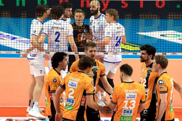 DEU, DVV, 1.VBL, BR Volleys vs. VFB Friedrichshafen, 11.04.2026, Max-Schmeling-Halle, Berlin, DEU, DVV, 1.VBL, BR Volleys vs. VFB Friedrichshafen, im Bild BR Volleys-Spielerkreis, Friedrichshafener-Spielerkreis