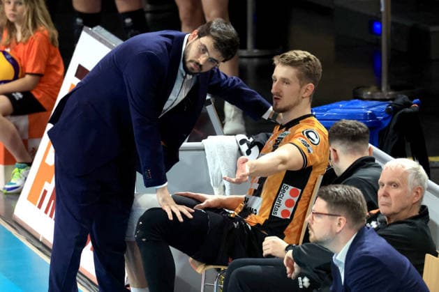 DEU, DVV, 1.VBL, BR Volleys vs. VFB Friedrichshafen, 11.04.2026, Max-Schmeling-Halle, Berlin, DEU, DVV, 1.VBL, BR Volleys vs. VFB Friedrichshafen, im Bild Trainer Alexandre Leal (BR Volleys), Florian Krage-Brewitz (BR Volleys 12)