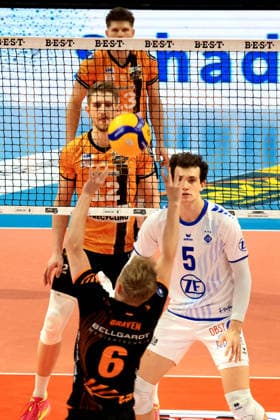 DEU, DVV, 1.VBL, BR Volleys vs. VFB Friedrichshafen, 11.04.2026, Max-Schmeling-Halle, Berlin, DEU, DVV, 1.VBL, BR Volleys vs. VFB Friedrichshafen, im Bild Florian Krage-Brewitz (BR Volleys 12), Ruben Schott (BR Volleys 13), Louis Kunstmann (Friedrichshafen 5), Lenny Graven (Friedrichshafen 6)