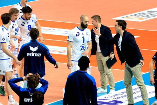 DEU, DVV, 1.VBL, BR Volleys vs. VFB Friedrichshafen, 11.04.2026, Max-Schmeling-Halle, Berlin, DEU, DVV, 1.VBL, BR Volleys vs. VFB Friedrichshafen, im Bild Cheftrainer Adam Swaczyna (Friedrichshafen), Friedrichshafener-Spielerkreis
