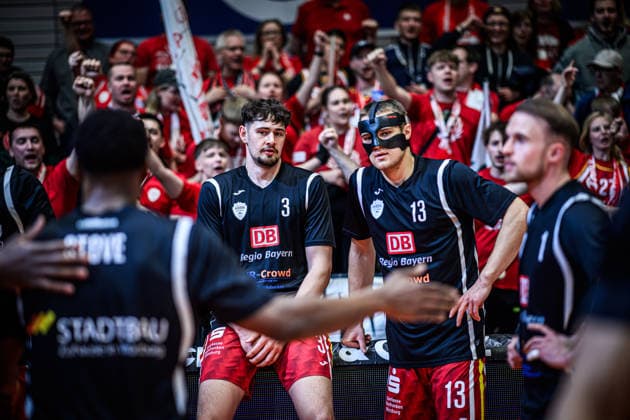 easycredit BBL Basketball Bundesliga 2025 2026 29. Spieltag 11.04.2026 Science City Jena vs Fitness First Würzburg Baskets Die Spieler von Würzburg bei der Teamvorstellung Leo Saffer 3, Marko Petric 13, dahinter die zahlreichen mitgereisten Fans Sparkassen Arena