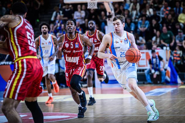 easycredit BBL Basketball Bundesliga 2025 2026 29. Spieltag 11.04.2026 Science City Jena vs Fitness First Würzburg Baskets rechts: Lorenz Bank (Jena) am Ball Sparkassen Arena