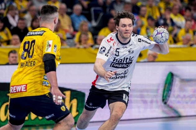 v.li.: Jannik Kohlbacher (RNL, 80), Niclas Kirkelökke (Flensburg, 5), Aktion, Action, Spielszene, 11.04.2026, Mannheim (Deutschland), Handball, Bundesliga, Rhein-Neckar Löwen - SG Flensburg-Handewitt
