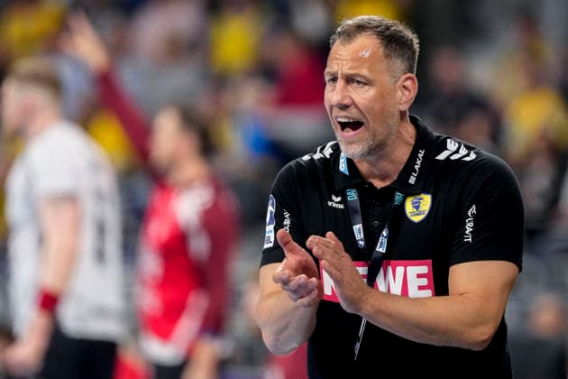 Maik Machulla (Trainer, Cheftrainer, RNL), gibt Anweisungen, gestikuliert, mit den Armen gestikulieren, Einzelbild, Einzelfoto, Aktion, Action, 11.04.2026, Mannheim (Deutschland), Handball, Bundesliga, Rhein-Neckar Löwen - SG Flensburg-Handewitt