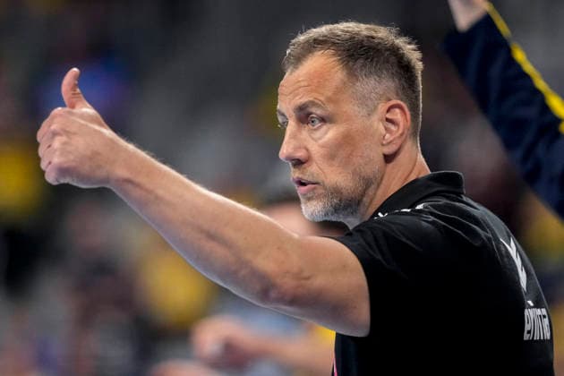 Maik Machulla (Trainer, Cheftrainer, RNL), mit Daumen nach oben, Geste, Gestik, zuversichtlich, positiv, optimistisch, Freude, freuen, freut sich, Einzelbild, Einzelfoto, Aktion, Action, 11.04.2026, Mannheim (Deutschland), Handball, Bundesliga, Rhein-Neckar Löwen - SG Flensburg-Handewitt