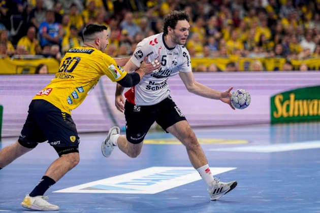 v.li.: Jannik Kohlbacher (RNL, 80), Niclas Kirkelökke (Flensburg, 5), Zweikampf, Spielszene, Duell, duel, tackle, tackling, Dynamik, Action, Aktion, 11.04.2026, Mannheim (Deutschland), Handball, Bundesliga, Rhein-Neckar Löwen - SG Flensburg-Handewitt