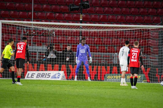FOOTBALL : Stade Rennais vs Angers SCO - Ligue 1 - JournÃ e 29 - 11 04 2026 Brice Samba (Stade Rennais FC) avant d™arrÃªter le pÃ nalty d™Amine SbaÃ¯ (Angers SCO) RennesFrance  Copyright: xEmilienxJousselinx