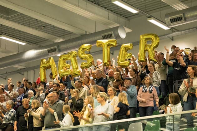 Volleyball I Frauen I Saison 2025-2026 I 2. Bundesliga I VC Osnabrück - SCU Emlichheim I 11.04.2026 Fans von SCU Emlichheim mit Meister Schriftzug Osnabrück Schlosswallhalle Niedersachsen Deutschland Copyright: xLobeca CedricxSiefkerx