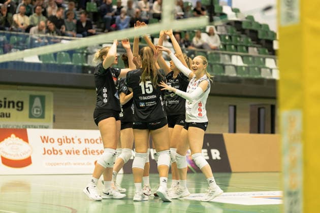 Volleyball I Frauen I Saison 2025-2026 I 2. Bundesliga I VC Osnabrück - SCU Emlichheim I 11.04.2026 Lona Volkers (15, SCU Emlichheim) Leonie Klassen (1, SCU Emlichheim) Osnabrück Schlosswallhalle Niedersachsen Deutschland Copyright: xLobeca CedricxSiefkerx