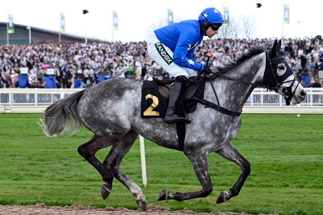 11.04.2026, Aintree, Liverpool, GBR - Be Aware with Harry Skelton. Aintree racecourse. (Pferd, Jockey, Be Aware, Skelton, Aufgalopp) 260411C913AINTREE.JPG *** 11 04 2026, Aintree, Liverpool, GBR Be Aware with Harry Skelton Aintree racecourse horse, jockey, Be Aware, Skelton, gallop 260411C913AINTREE JPG