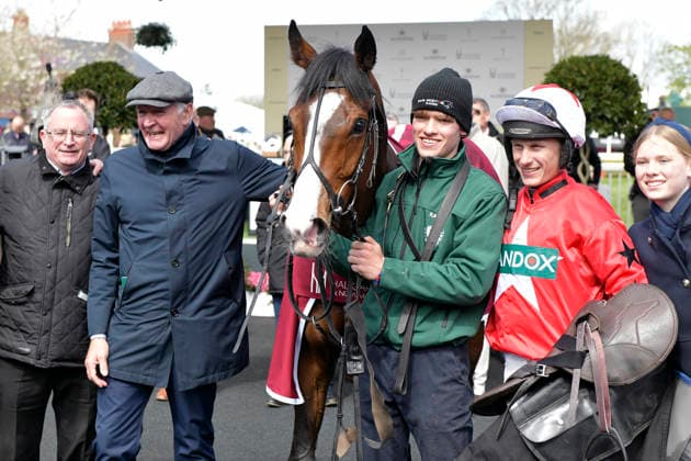 11.04.2026, Aintree, Liverpool, GBR - Mirabad with Tristan Durrell and connection after winning the Maghull Novices Chase. Aintree racecourse. (Pferd, Jockey, Mirabad, Durrell, Sieg) 260411C917AINTREE.JPG *** 11 04 2026, Aintree, Liverpool, GBR Mirabad with Tristan Durrell and connection after winning the Maghull Novices Chase Aintree racecourse horse, jockey, Mirabad, Durrell, victory 260411C917AINTREE JPG