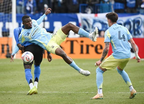 April 11, 2026, Montreal, Pq, Canada: Philadelphia Union s Jovan Lukic (4) looks on as teammate Olwethu Makhanya (29) is brought down by CF Montreal s Prince Owusu (9) during second half MLS, Fussball Herren, USA soccer action in Montreal, Saturday, April 11, 2026. Jovan Lukic, Olwethu Makhanya, Prince Owusu,  - ZUMAc35_ 20260411_zaf_c35_113 Copyright: xGrahamxHughesx