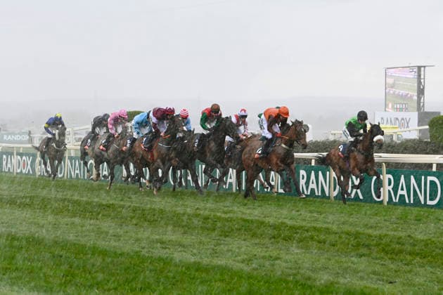 11.04.2026, Aintree, Liverpool, GBR - Horses and jockeys at heavy rainfall during the Mersey Novices Hurdle. Aintree racecourse. (Pferde, Jockeys, Pulk, Regen, Regenwetter, regnerisch, Schlechtwetter, Regenschauer, nass, Naesse, Galopp, Galopprennsport, Pferderennsport, Pferderennen, Galopprennen) 260411C918AINTREE.JPG *** 11 04 2026, Aintree, Liverpool, GBR Horses and jockeys at heavy rainfall during the Mersey Novices Hurdle Aintree racecourse Horses, jockeys, pack, rain, rainy weather, rainy, bad weather, rain shower, wet, gallop, gallop racing, horse racing, horse racing, horse racing 260411C918AINTREE JPG