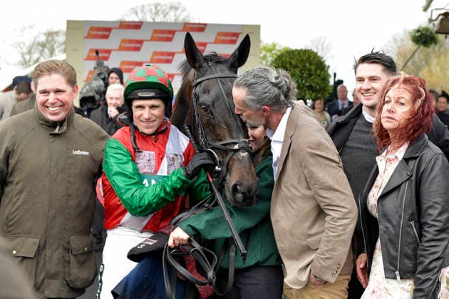 11.04.2026, Aintree, Liverpool, GBR - Bossman Jack with Harry Skelton, trainer Dan Skelton (left) and connection after winning the Mersey Novices Hurdle. Aintree racecourse. (Pferd, Jockey, Bossman Jack, Skelton, Sieg, Trainer) 260411C924AINTREE.JPG *** 11 04 2026, Aintree, Liverpool, GBR Bossman Jack with Harry Skelton, trainer Dan Skelton left and connection after winning the Mersey Novices Hurdle Aintree racecourse horse, jockey, Bossman Jack, Skelton, victory, trainer 260411C924AINTREE JPG