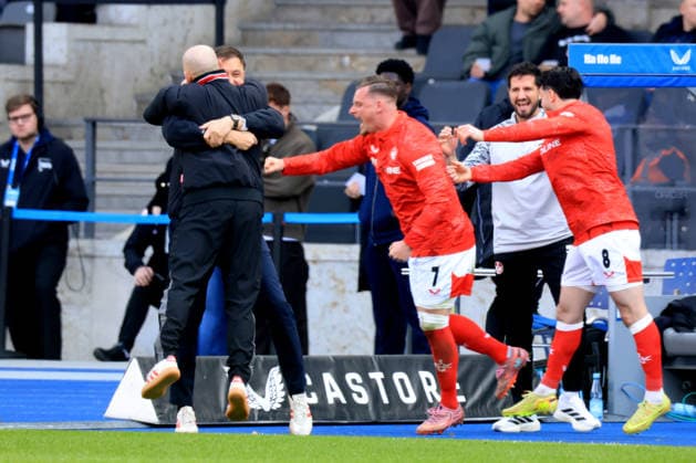 DEU, DFL, 2. FBL, Hertha BSC vs. 1.FC Kaiserslautern, 11.04.2026, Berliner Olympiastadion, Berlin, DEU, DFL, 2. FBL, Hertha BSC vs. 1.FC Kaiserslautern, im Bild Marlon Ritter (1.FC Kaiserslautern 7), SEMIH SAHIN (1.FC Kaiserslautern 8), Cheftrainer TORSTEN LIEBERKNECHT (1.FC Kaiserslautern) DFL - regulations prohibit any use of Photographs as image sequences and or quasi-video
