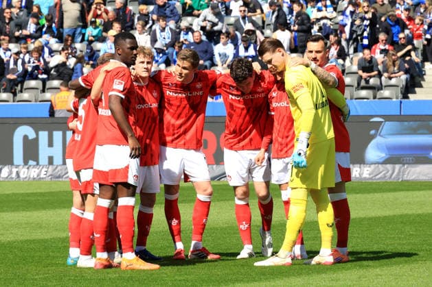 DEU, DFL, 2. FBL, Hertha BSC vs. 1.FC Kaiserslautern, 11.04.2026, Berliner Olympiastadion, Berlin, DEU, DFL, 2. FBL, Hertha BSC vs. 1.FC Kaiserslautern, im Bild Kaiserslautern-Spielerkreis DFL - regulations prohibit any use of Photographs as image sequences and or quasi-video